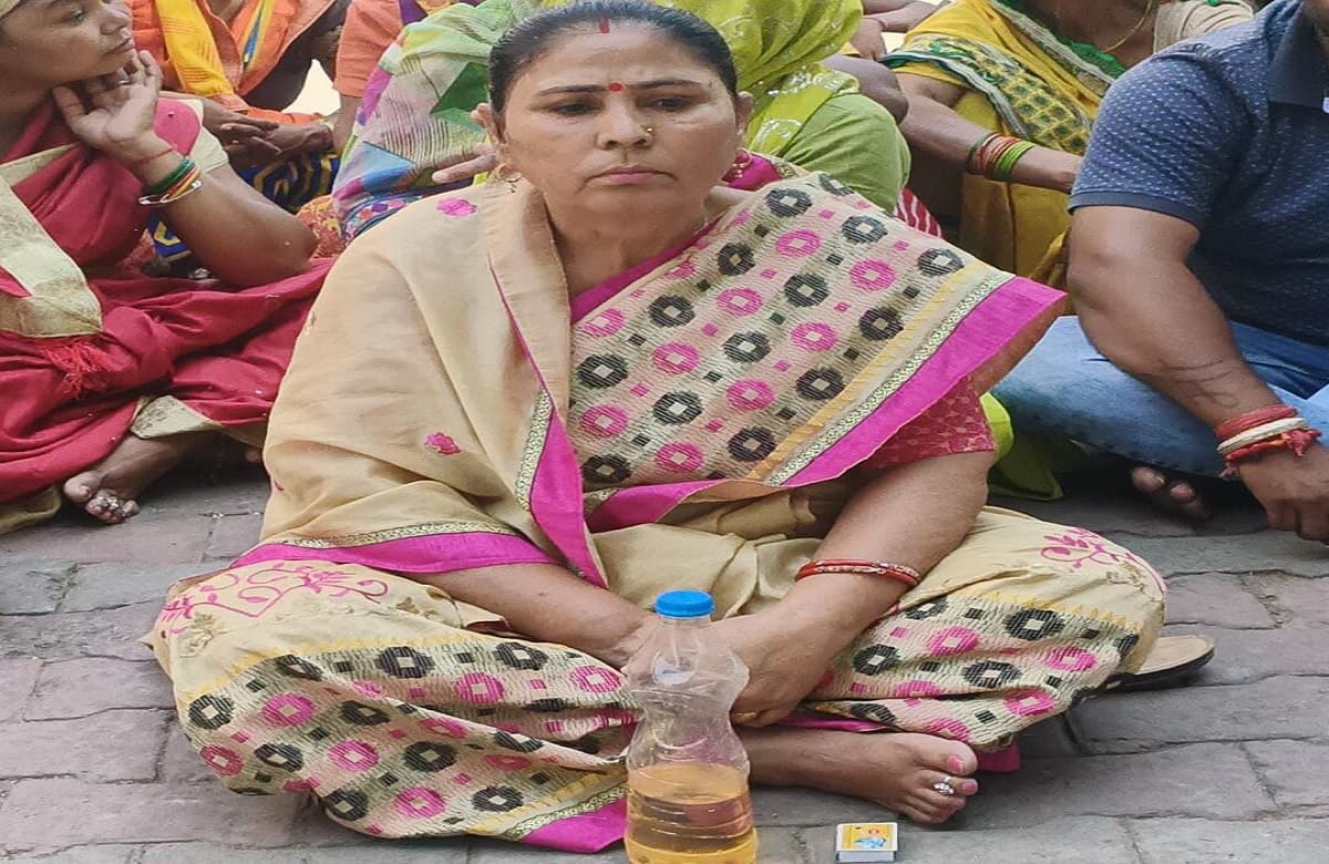 आगरा में BJP से टिकट मिलने के बाद भी नहीं दिया बी फॉर्म, धरने पर बैठी प्रत्याशी, आत्मदाह की दी चेतावनी