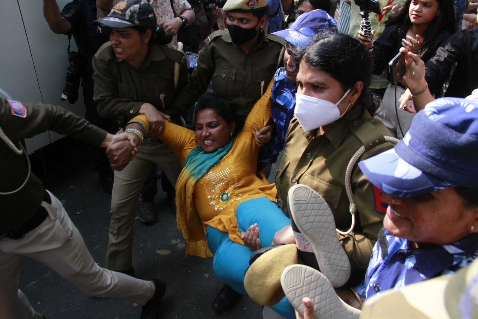 मनीष सिसोदिया की गिरफ्तारी पर दिल्ली समेत देशभर में बवाल, सड़कों पर AAP का जोरदार प्रदर्शन, दिल्ली में अलर्ट