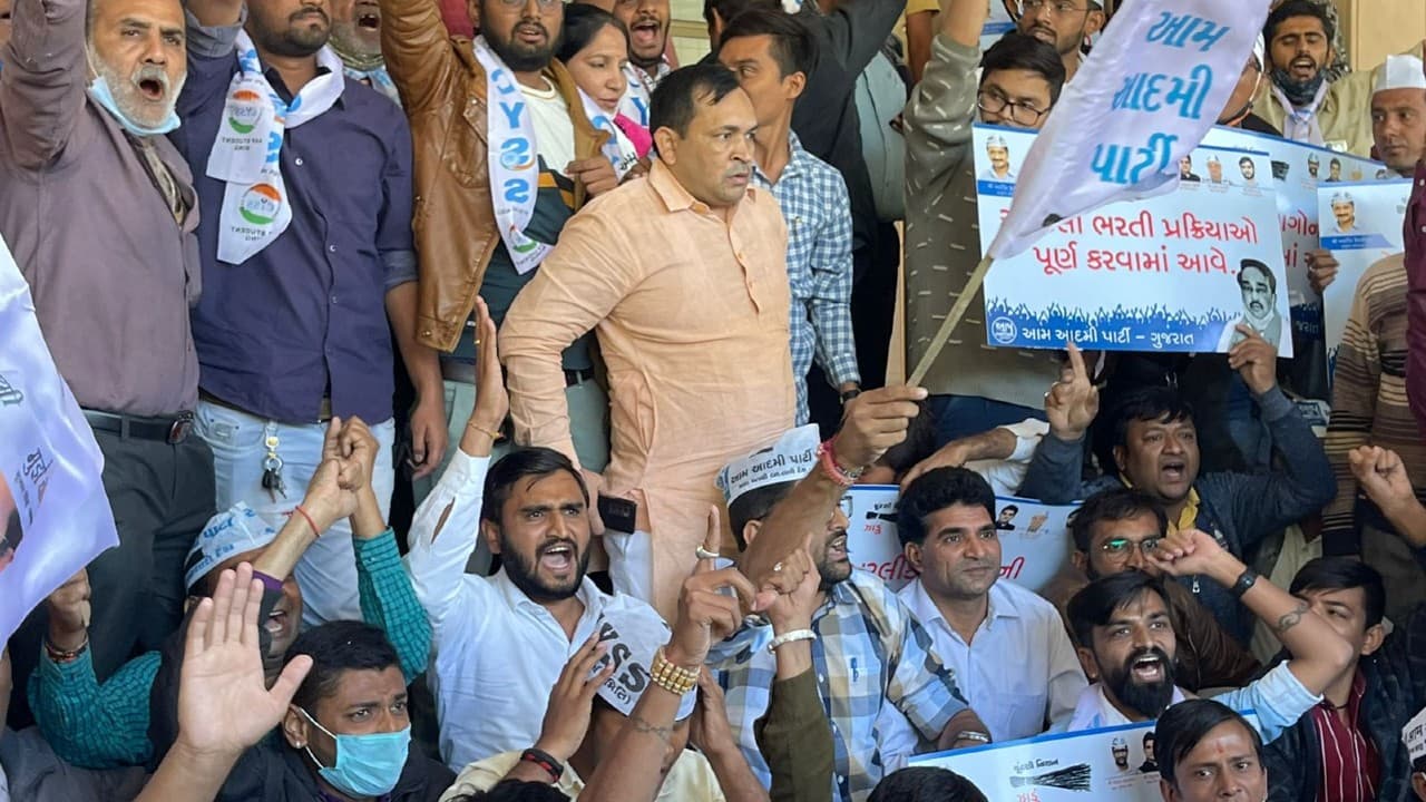 गुजरात ‍BJP मुख्यालय में घुसकर AAP ने काटा बवाल, हिंसक झड़प में कई के सिर फूटे, पुलिस ने किया लाठीचार्ज