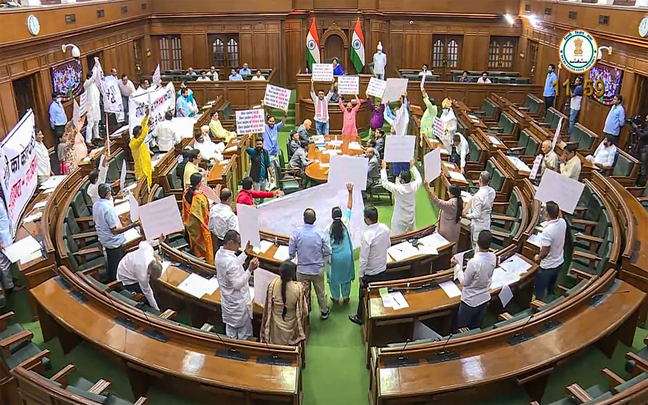 Delhi: LG वी के सक्सेना के इस्तीफे की मांग, रातभर विधानसभा में धरना देंगे आप विधायक, जानें पूरा मामला