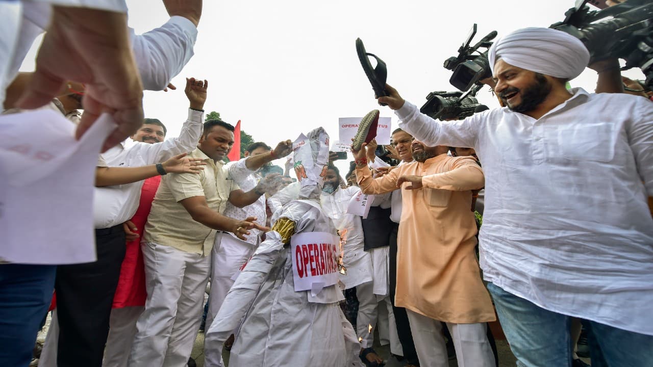 ‘ऑपरेशन लोटस' पर दिल्ली विधानसभा में 'आप' विधायकों का हंगामा, सदन की कार्यवाही कल तक के लिए स्थगित