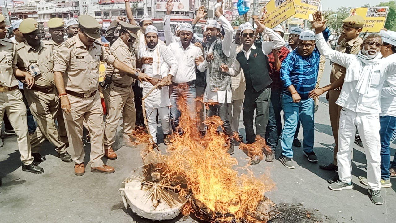 Prayagraj News: AAP के प्रयागराज महानगर महासचिव सर्वेश यादव समेत 30 कार्यकर्ताओं पर FIR, जानें क्यों?