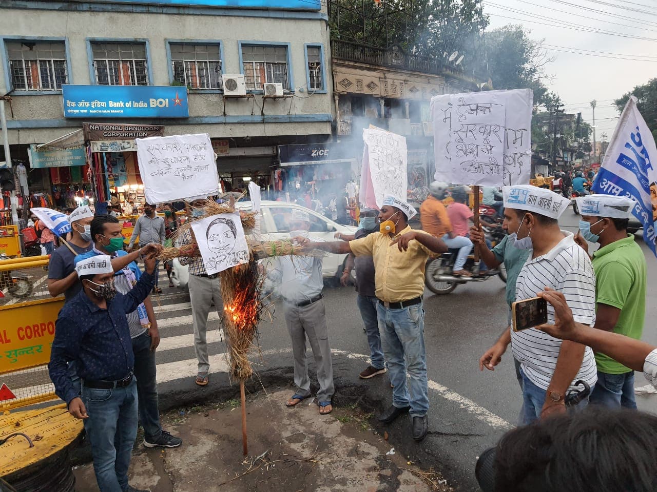 आम आदमी पार्टी ने जलाया स्वास्थ्य मंत्री का पुतला, कहा पूरे राज्य में स्वास्थ्य व्यवस्था सुधारे सरकार
