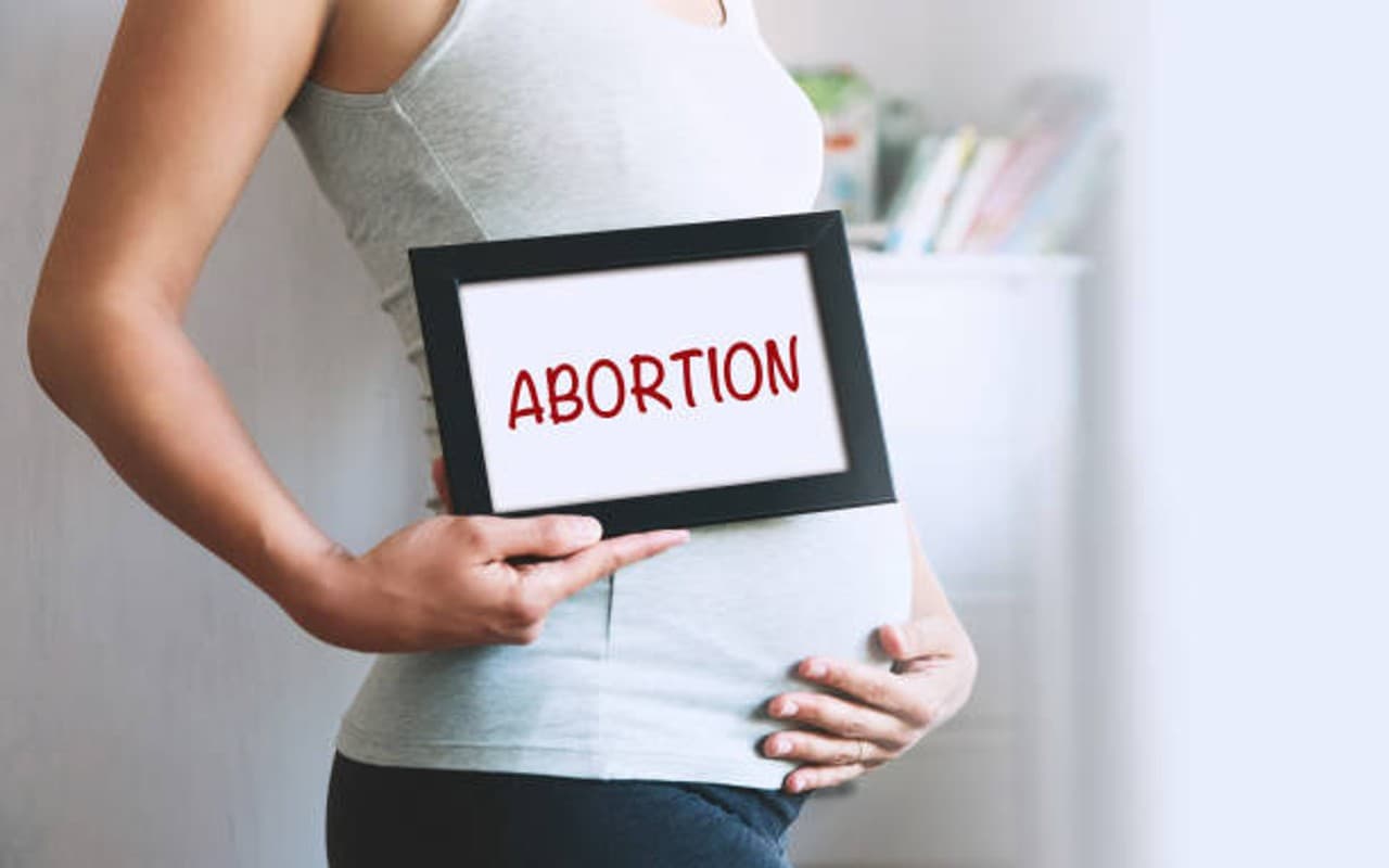 Abortion: आपकी हेल्थ को कितना नुकसान पहुंचा सकता है अनसेफ अबॉर्शन, जानें बड़ी बातें Abortion: आपकी हेल्थ को कितना नुकसान पहुंचा सकता है अनसेफ अबॉर्शन, जानें बड़ी बातें
