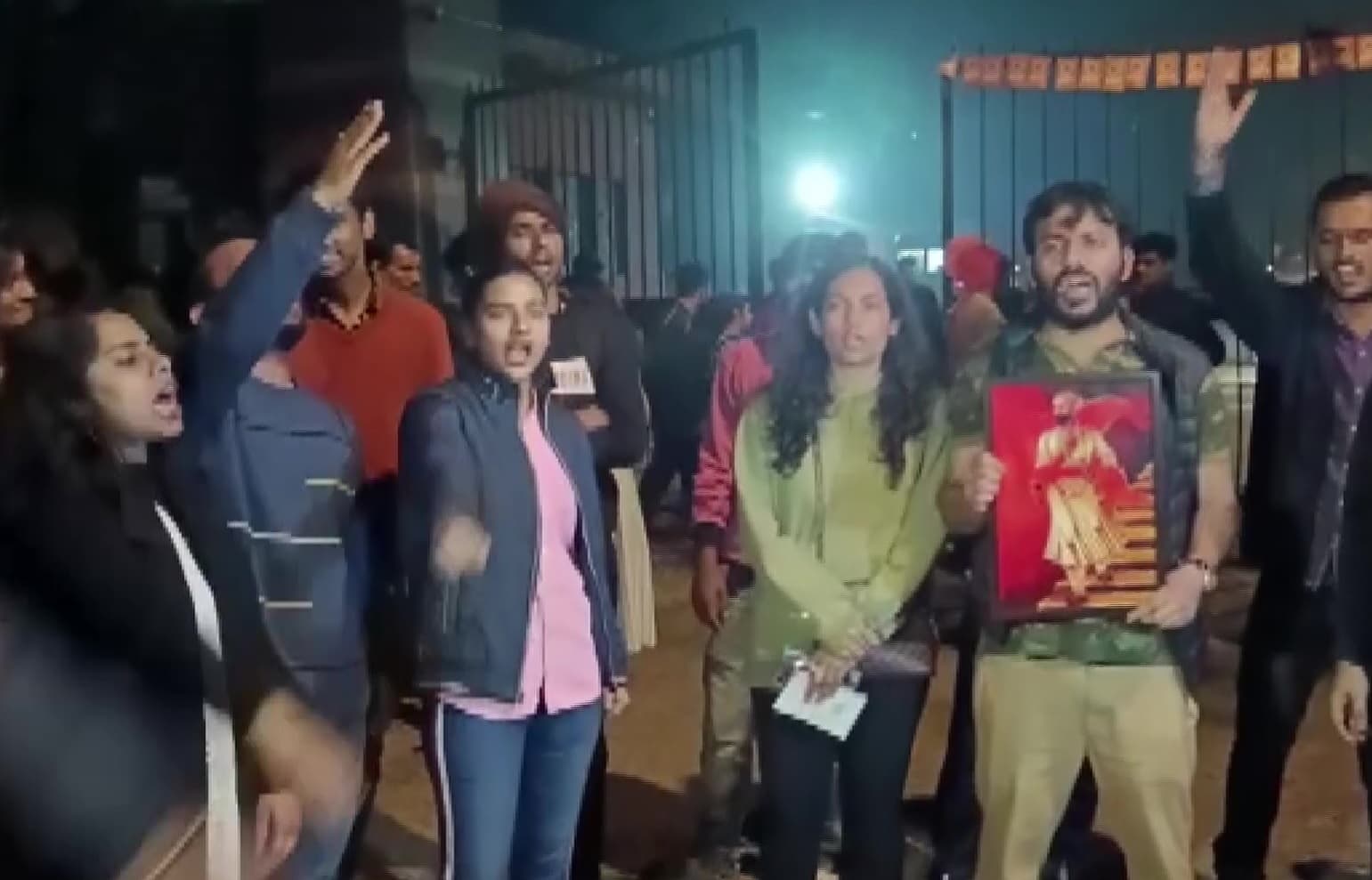 JNU में फिर आपस में भिड़े JNUSU और ABVP के छात्र, छत्रपति शिवाजी महाराज की तस्वीर पर हुआ बवाल