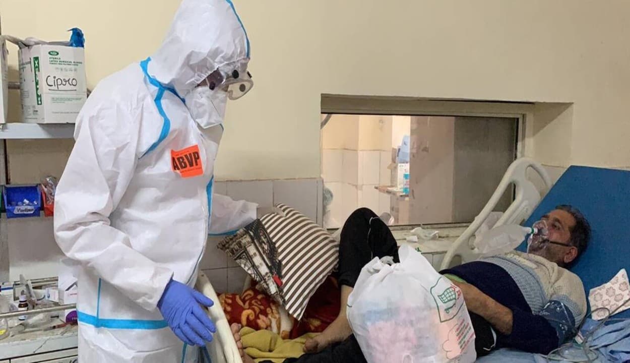 देहरादून में एबीवीपी सदस्य ने उड़ाई कोरोना प्रोटोकॉल की धज्जियां, दून मेडिकल कॉलेज के कोविड वार्ड में मरीजों को बांटा फ्रूट जूस