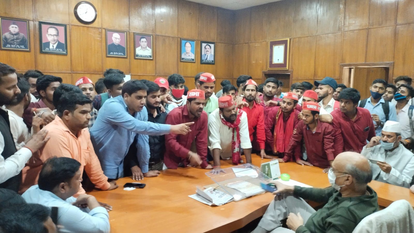 बरेली में बवाल, एबीवीपी और समाजवादी छात्रसंघ के छात्रों में चले लाठी-डंडे, गरमाई राजनीति