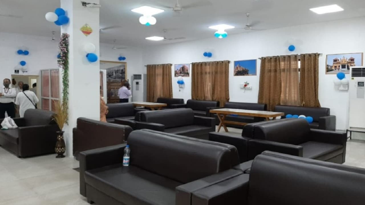 Indian Railways: इस रेलवे स्टेशन पर ₹10 में मिलेगी होटल जैसी सुविधा, एसी से लेकर फ्री WiFi भी, जानें पूरी बात