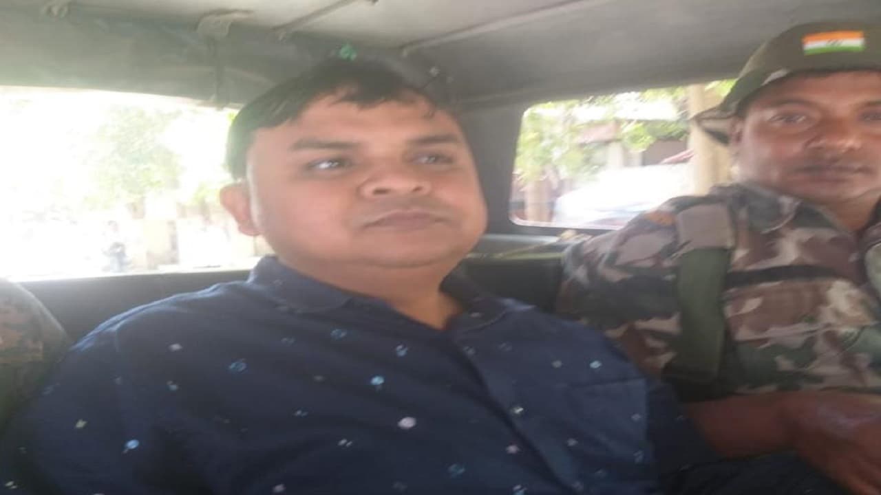 Jharkhand News: रांची के एसएसपी ऑफिस का क्लर्क 5 हजार रुपये रिश्वत लेते गिरफ्तार, एसीबी ने ऐसे दबोचा Jharkhand News: रांची के एसएसपी ऑफिस का क्लर्क 5 हजार रुपये रिश्वत लेते गिरफ्तार, एसीबी ने ऐसे दबोचा