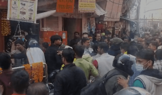 काशी विश्वनाथ मंदिर में इस वजह से पंडो और फूल विक्रेताओं में हुई लड़ाई, मुक दर्शक बने रहें पुलिस