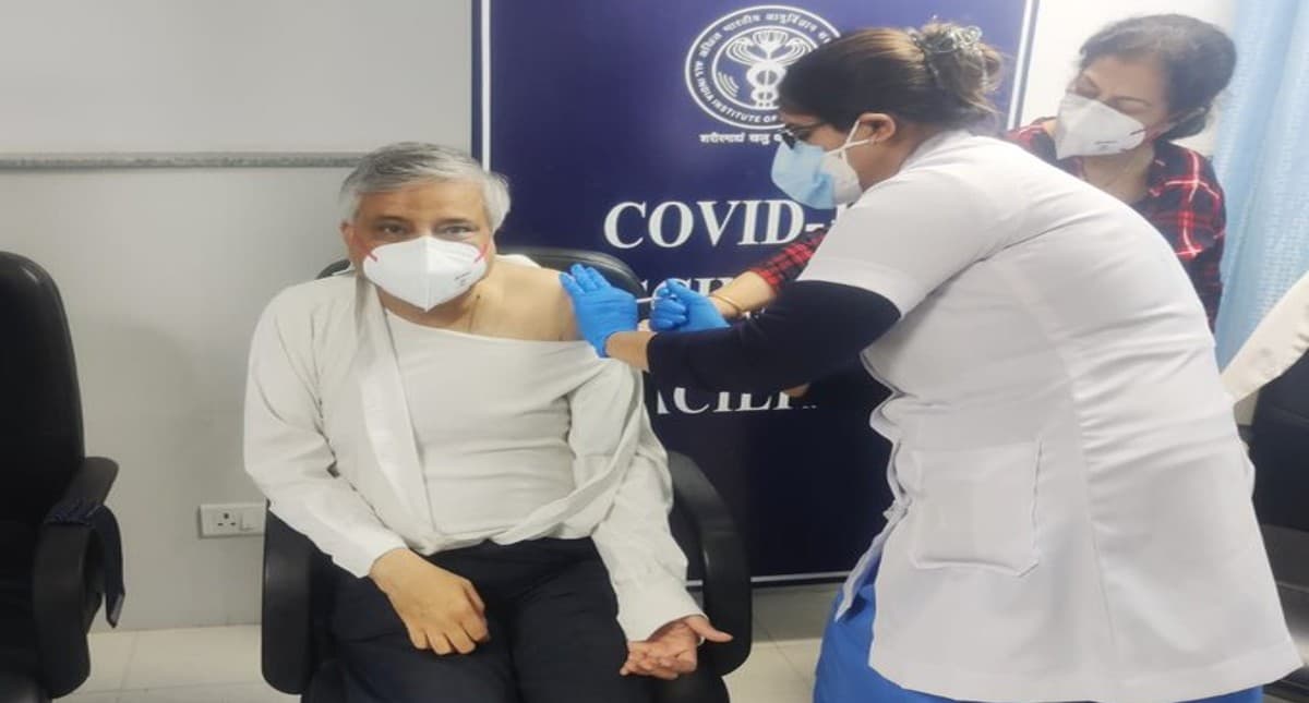 Covid Precautions Pose: पहले दिन नौ लाख लोगों ने लिया टीका, डाॅ रणदीप गुलेरिया ने भी लिया प्रिकाॅशन डोज