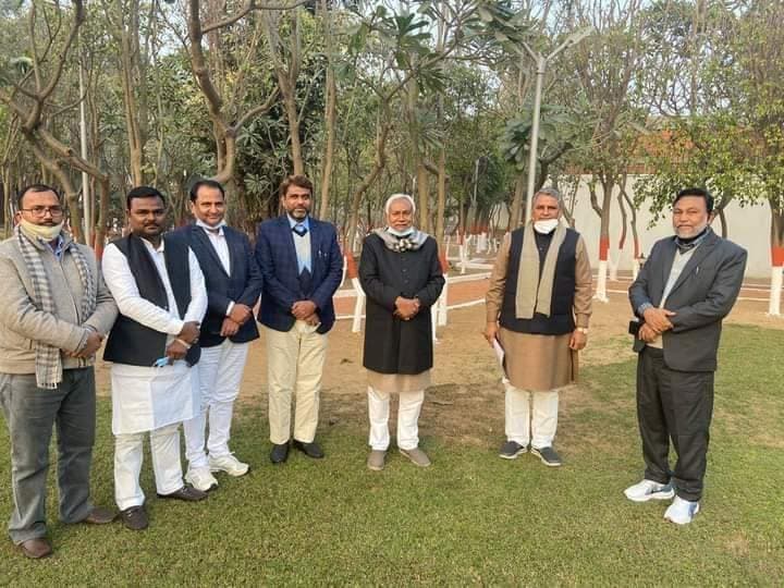 CM नीतीश से मिले ओवैसी के सभी विधायक तो Lalu Yadav की पार्टी ने AIMIM पर किया अटैक, कहा- 'बीजेपी की बी टीम अब सरकार में जा रही'