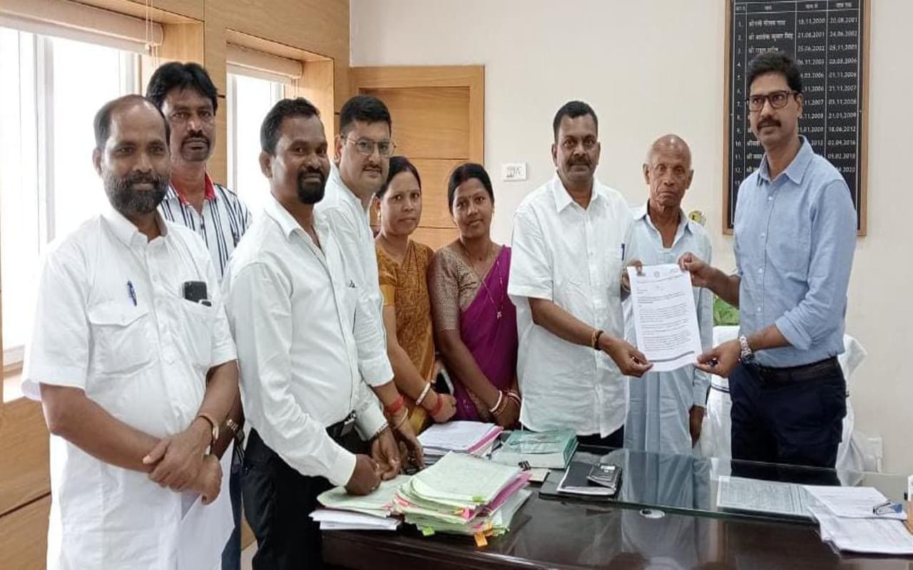 रांची के कांची नदी पर क्षतिग्रस्त हारिण पुल मरम्मत को लेकर आजसू ने सौंपा ज्ञापन, सचिव ने दिये जांच के आदेश