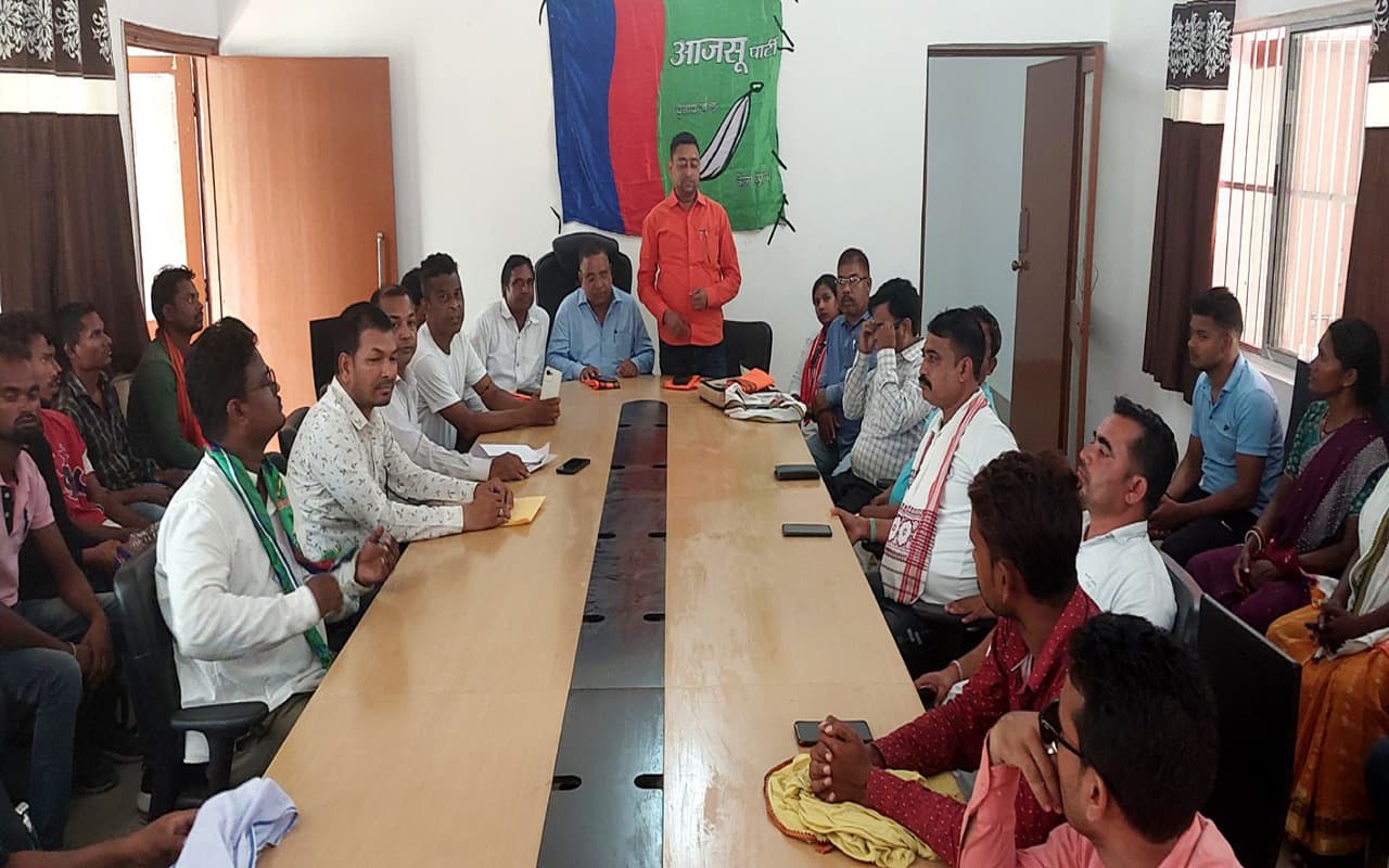 झारखंड : खरसावां में कई युवाओं ने थामा आजसू का दामन, ग्रास रूट पर संगठन को मजबूत करने पर जोर
