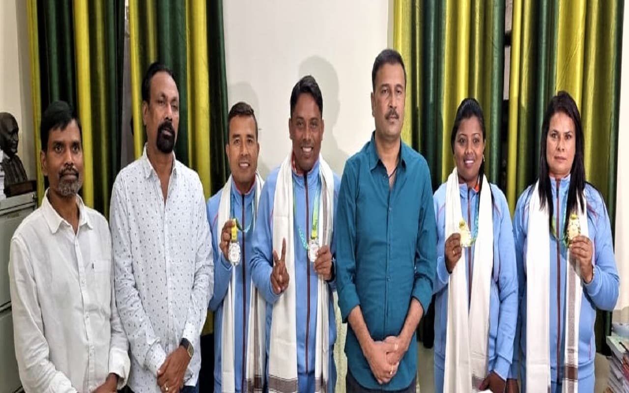 Jharkhand News : कॉमनवेल्थ गेम्स के पदक विजेताओं को आजसू पार्टी प्रमुख सुदेश महतो ने किया सम्मानित