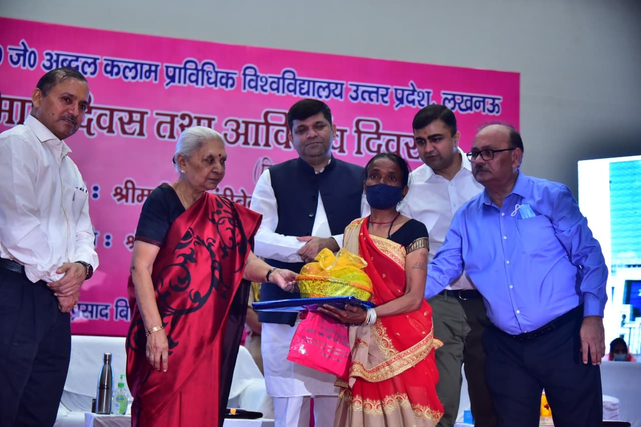 AKTU के 22 वर्ष पूरे होने पर मनाया गया मदर्स डे, गवर्नर आनंदीबेन पटेल ने दिया संदेश...