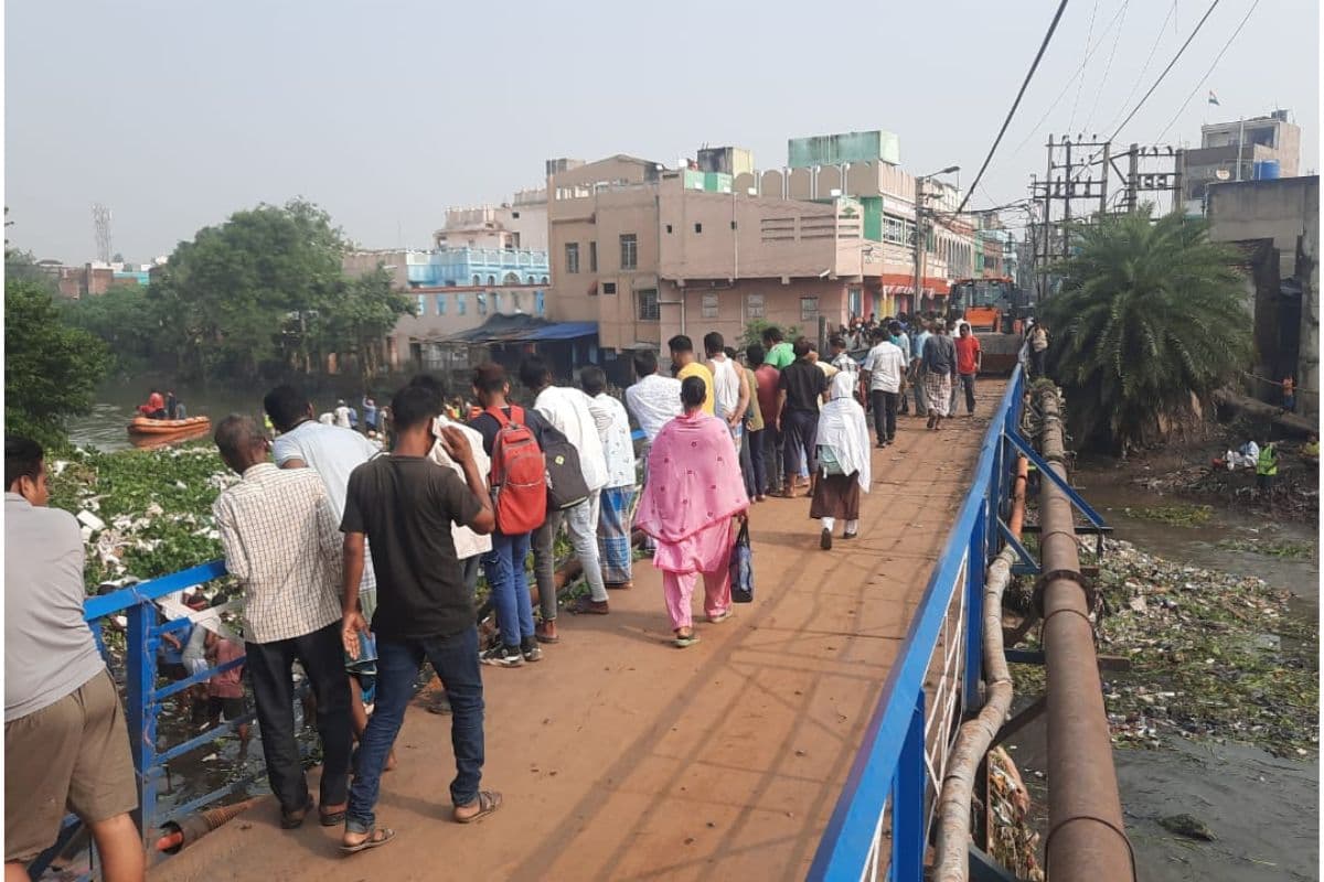 Photos : आसनसोल में 20 घंटे की मशक्कत के बाद नदी में डूबे युवक का शव निकाला गया बाहर