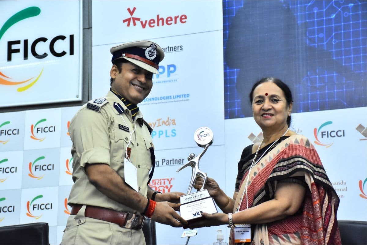 पूर्व वरिष्ठ सुरक्षा आयुक्त, आसनसोल मंडल चंद्र मोहन मिश्र को स्मार्ट पुलिसिंग अवाॅर्ड