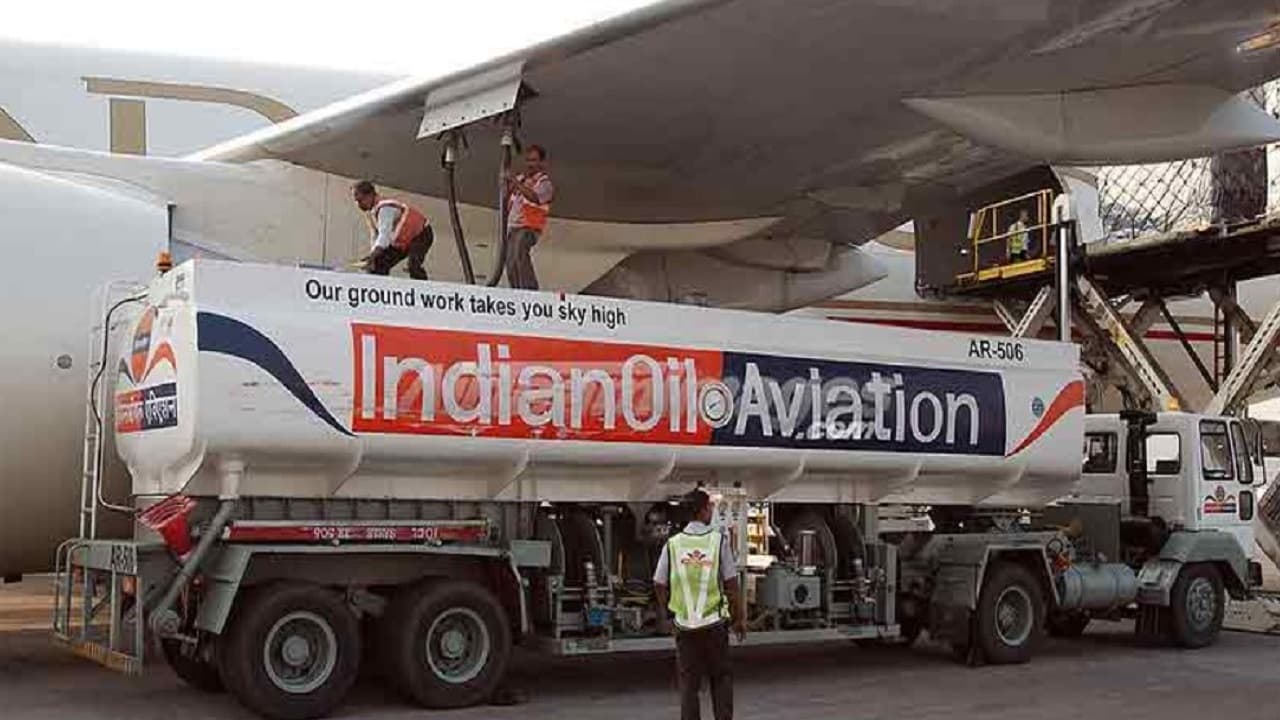 Airfare Price Hike: कच्चे तेल में लगी आग का असर, ATF के बढ़े दाम, त्योहारी सीजन में हवाई यात्रा पर कटेगी जेब