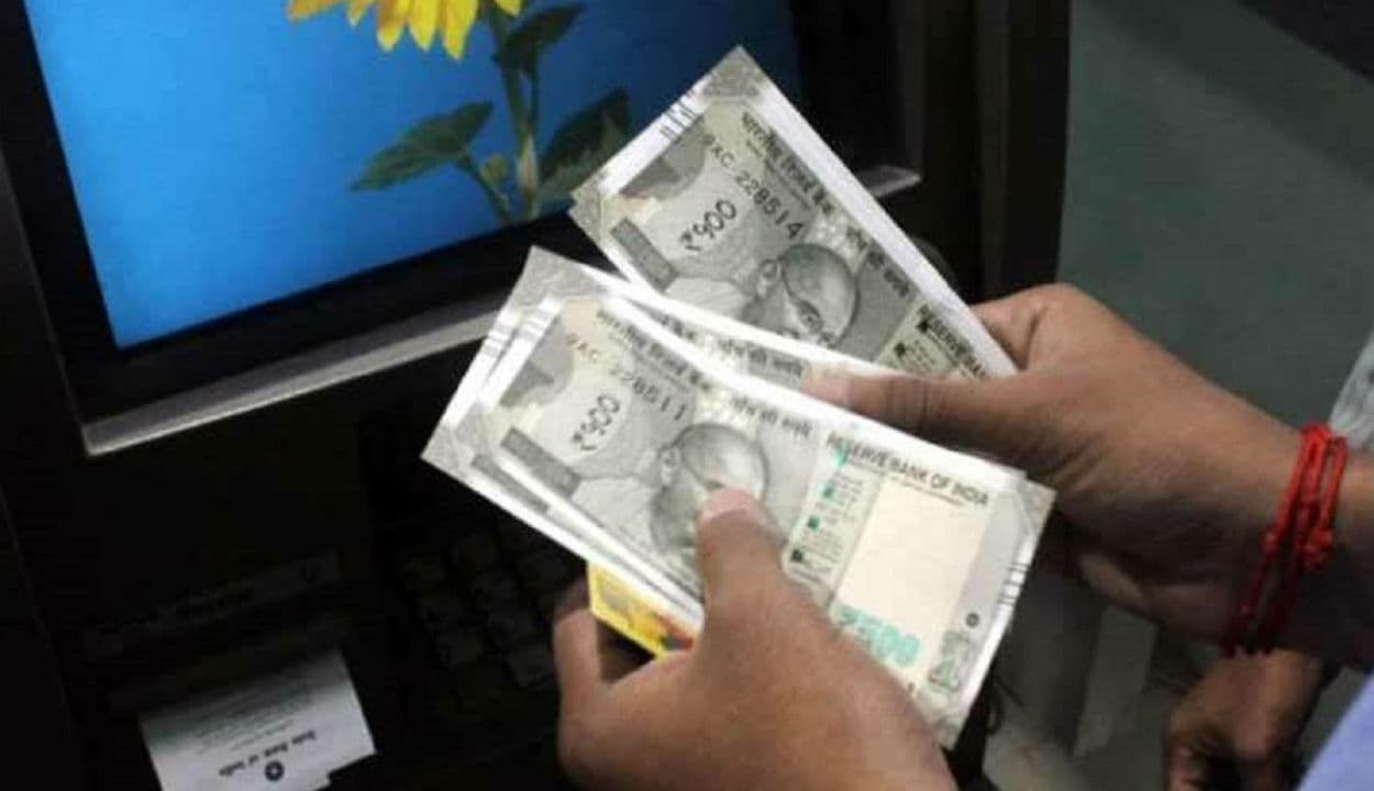ATM से 5000 रुपये से अधिक कैश ट्रांजेक्शन पर एक्स्ट्रा चार्ज लगाने की तैयारी में बैंक, जानिए क्या है नया नियम