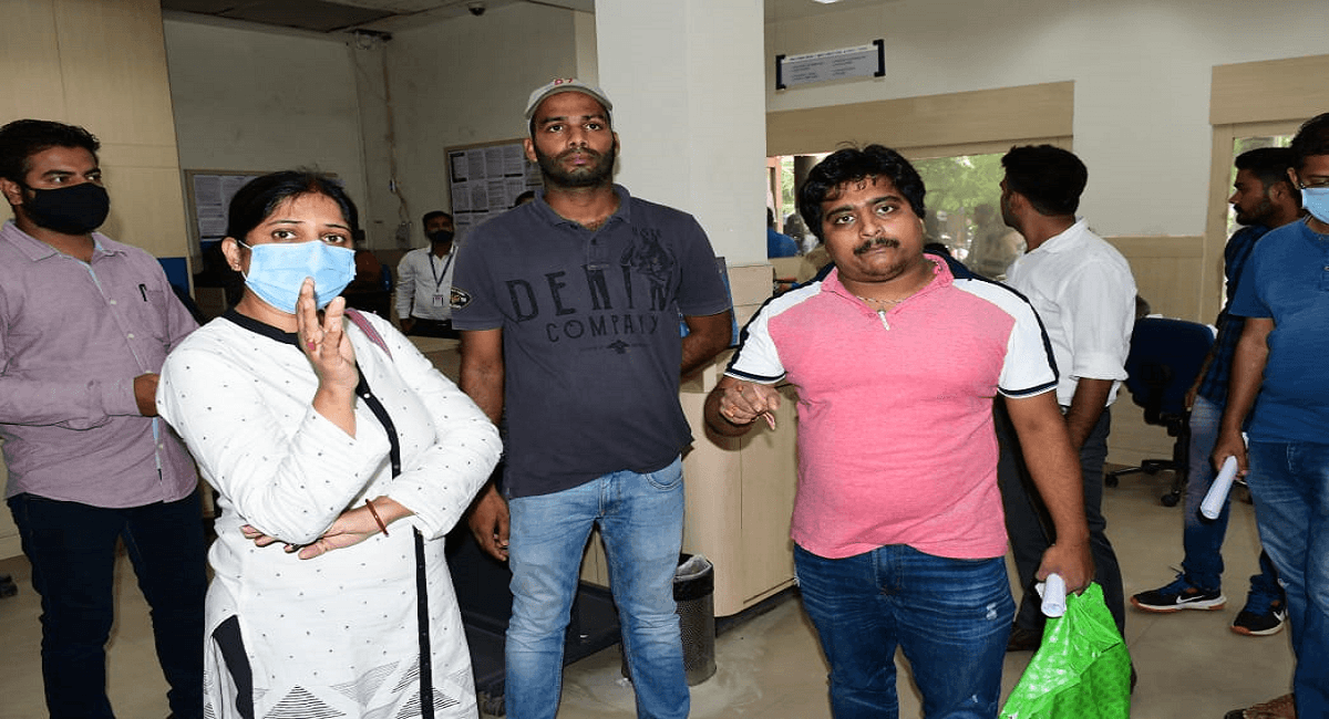 एटीएम से पैसे निकालने जा रहे हैं, तो सावधान, कहीं संदिग्धों की नजर तो नहीं, ये ऐसे उड़ा रहे पैसे