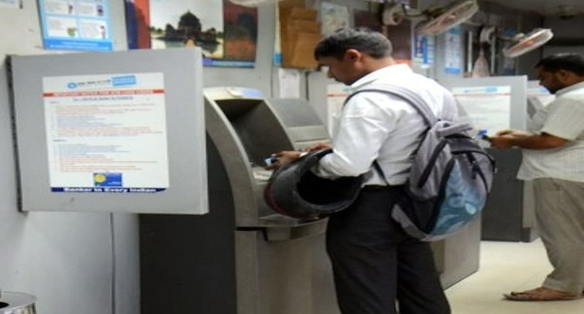 New year rules change : एटीएम से पैसे निकालने पर कटेंगे 21 रुपये, आज से प्रभावी है नया नियम