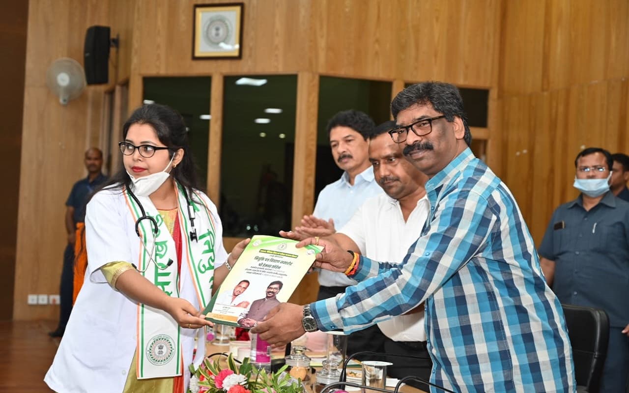 झारखंड में 217 Ayush Doctors को नियुक्ति पत्र, CM हेमंत सोरेन ने की सैलरी के साथ हर माह इंसेंटिव की घोषणा