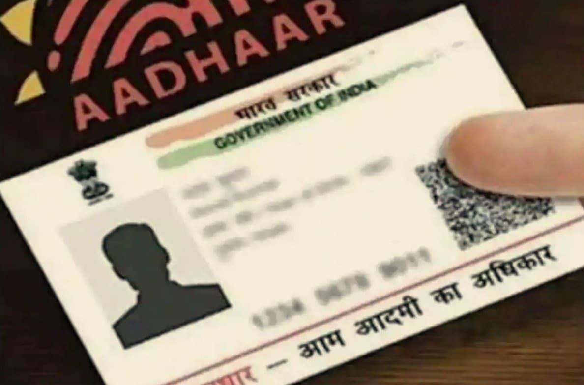 Aadhaar Scam: UIDAI ने जारी किया अलर्ट, कहा- व्हाट्सएप और ई-मेल पर डॉक्यूमेंट शेयर करना पड़ सकता है भारी