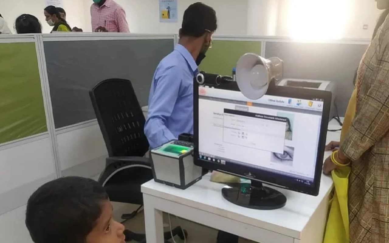 Aadhaar Card Update: आधार कार्ड में मोबाइल नंबर बदलने का जानें आसान तरीका