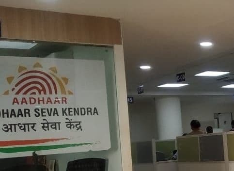 घर बैठे Aadhaar Card में ऐसे बदलें मोबाइल नंबर या नाम-पता, जानिए काम की बात