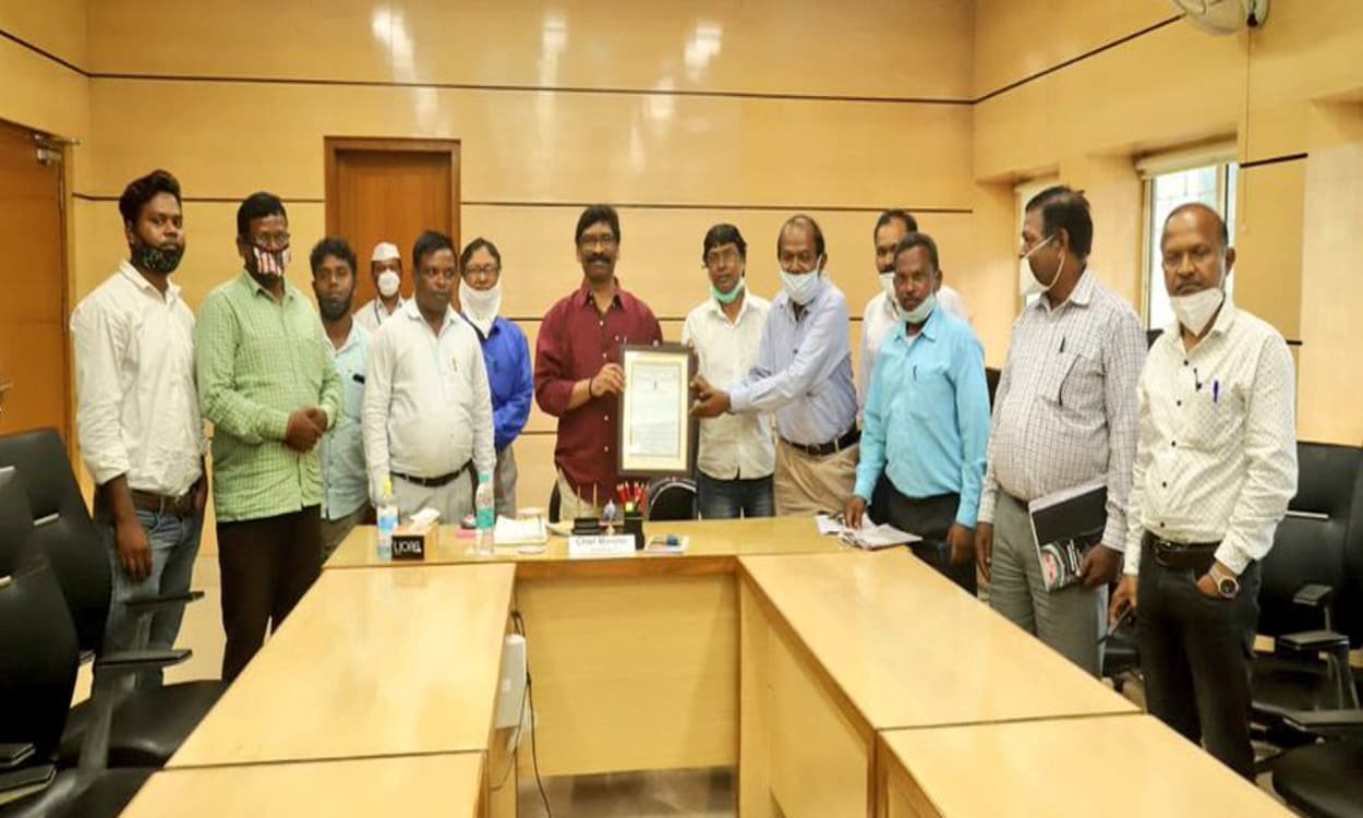 सीएम हेमंत सोरेन से राज्य में संताली को राजभाषा का दर्जा दिलाने की मांग