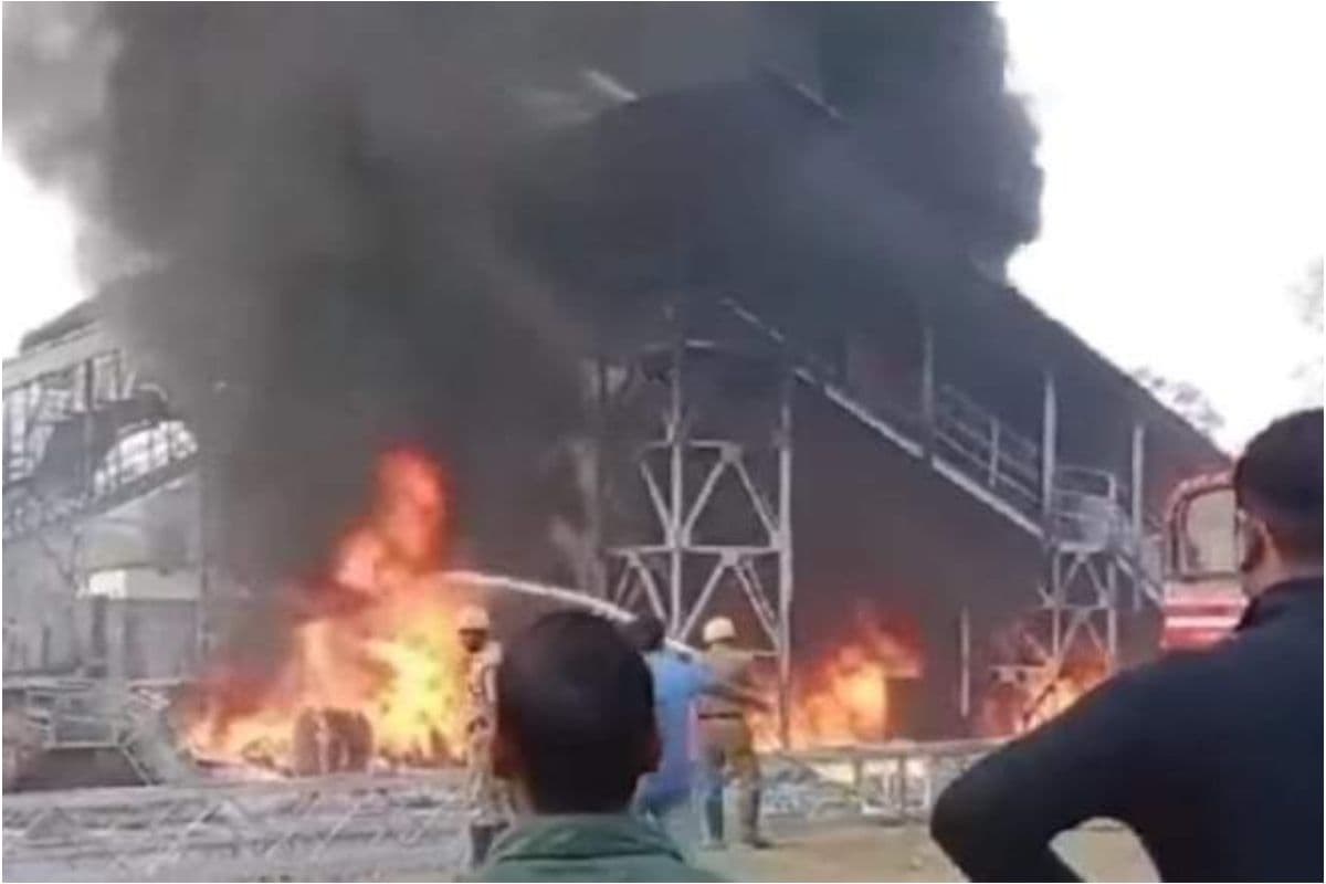 WB News : कुल्टी रेलवे स्टेशन में लगी भीषण आग, मची अफरा-तफरी, मौके पर पहुंची दमकल इंजन