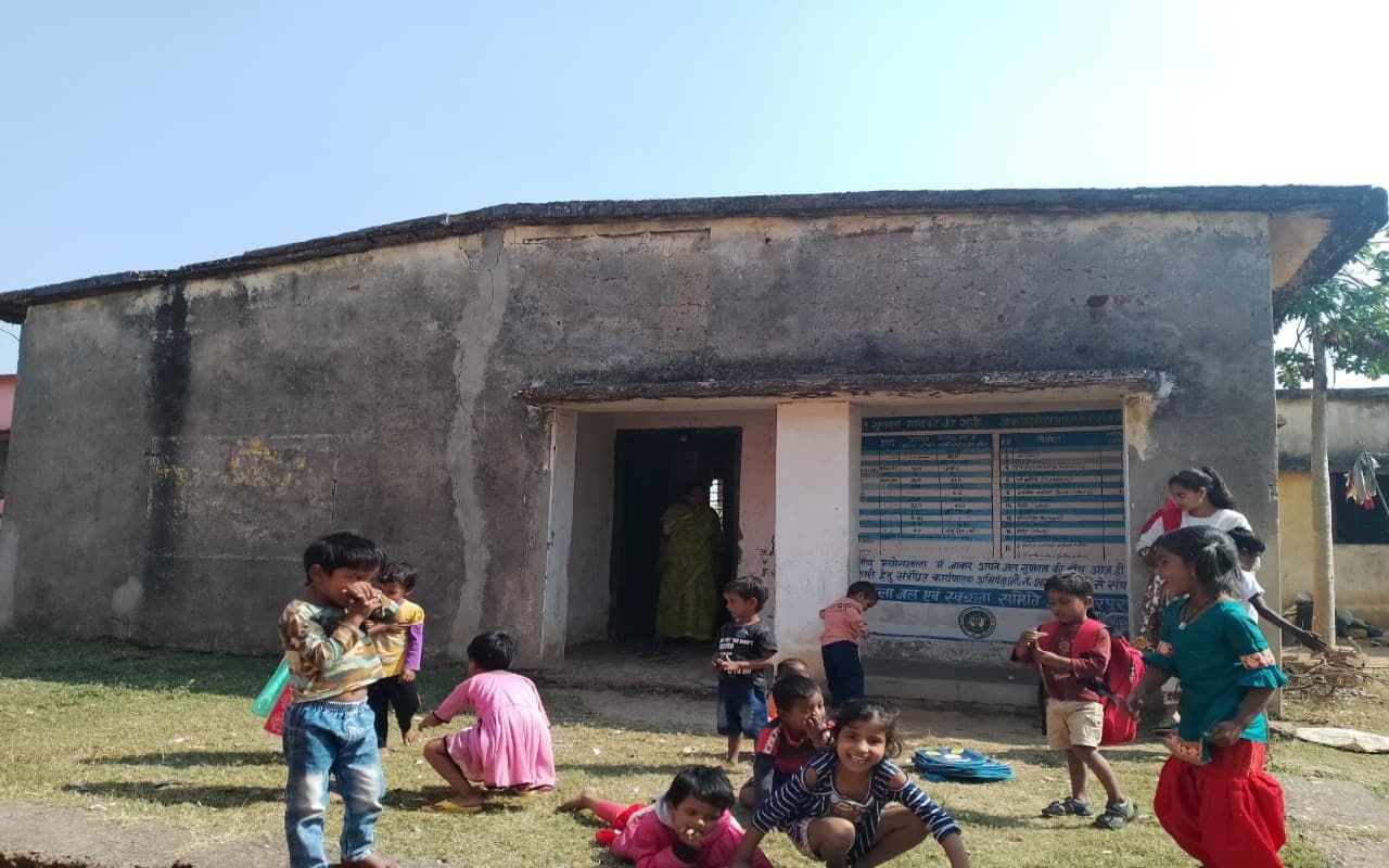 चक्रधरपुर के आजाद बस्ती आंगनबाड़ी में असमाजिक तत्वों का उत्पात, ताला तोड़ रजिस्टर जलाया