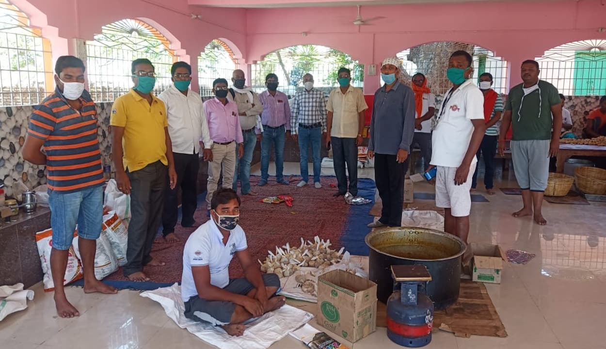 Lockdown : चौपारण में जरूरतमंदों तक स्वादिष्ट भोजन उपलब्ध करा रहे आपदा मित्र