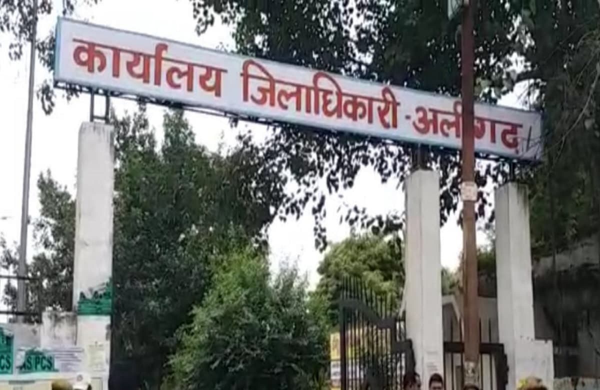 अलीगढ़ निकाय चुनाव में ड्यूटी कटवाने वाले कर्मियों ने बढ़ाया प्रशासन का सिरदर्द, कलेक्ट्रेट के लगा रहे चक्कर