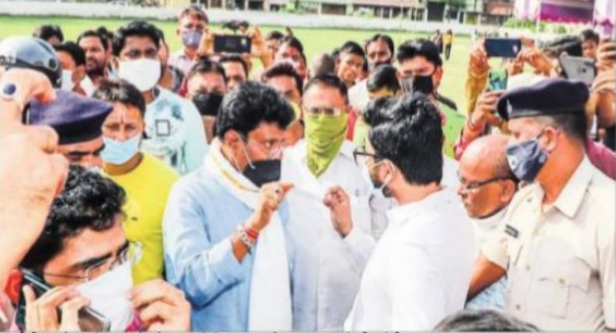 Durga Puja 2021: काशीडीह पूजा पंडाल के पास भोग वितरण कार्य को डीसी ने कराया बंद,गुस्से में पूजा समिति के सदस्य