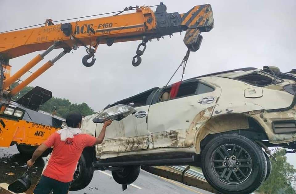 Barabanki News: सांसद दिनेश लाल यादव निरहुआ के बड़े भाई विजय लाल यादव की कार डिवाइडर से टकराई, हालत गंभीर