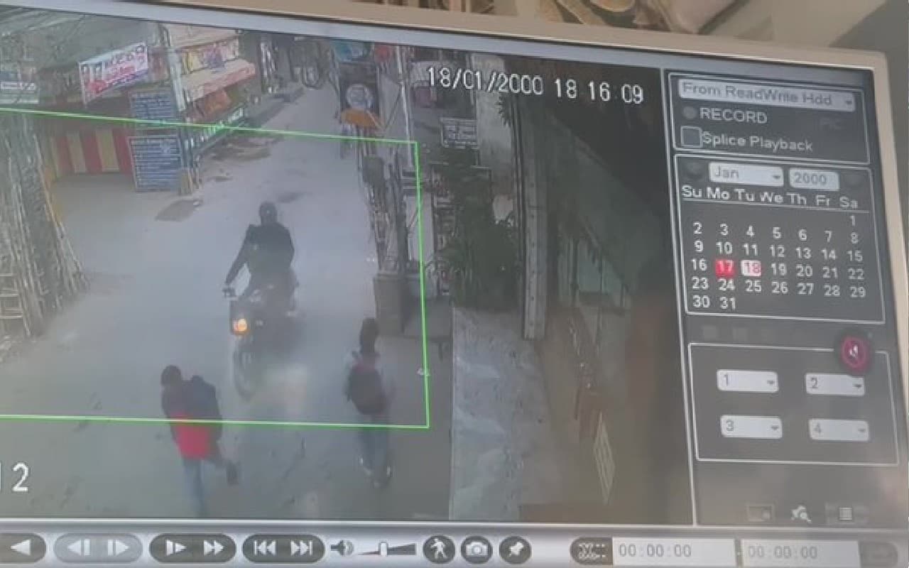 दिल्ली एसिड अटैक मामले में 3 आरोपी गिरफ्तार, पुलिस कर रही है घटना की जांच, सरेआम फांसी की मांग