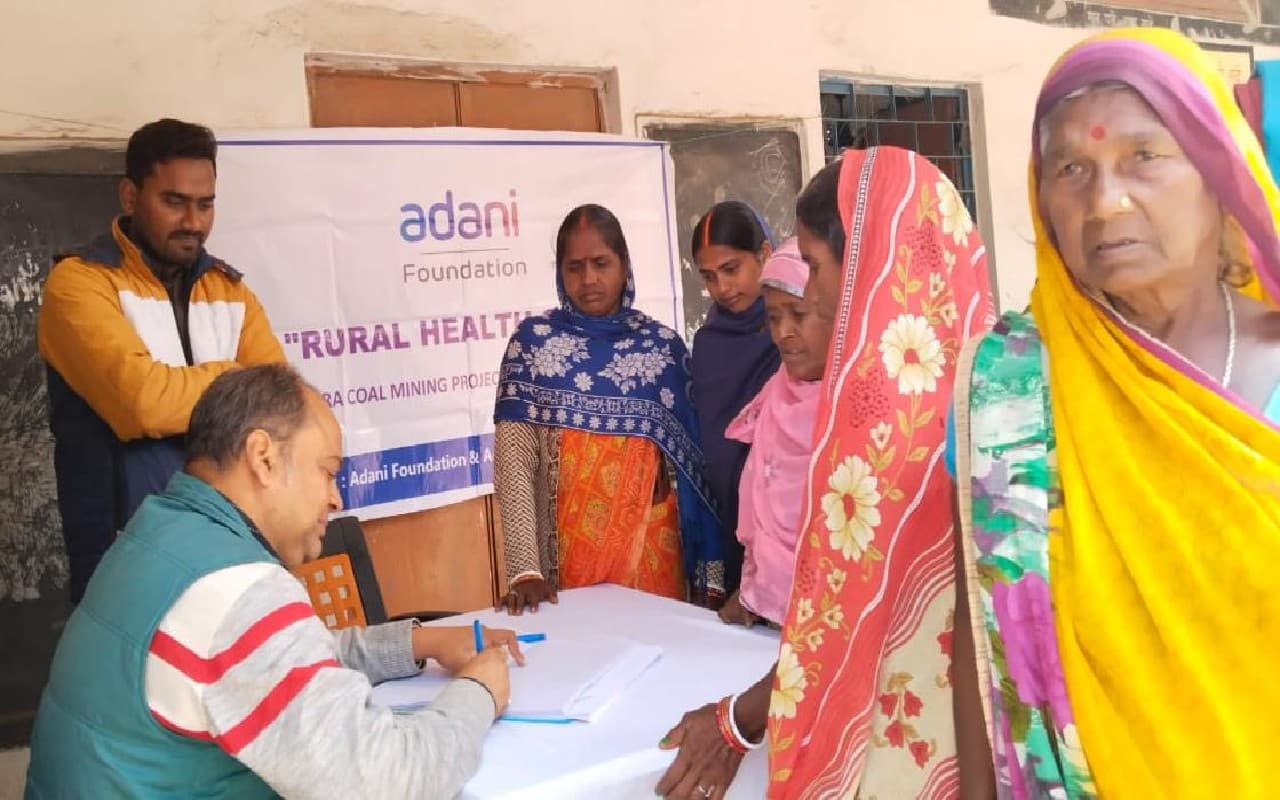 हजारीबाग के महुगाई कला पंचायत में अदाणी फाउंडेशन ने लगाया हेल्थ कैंप,43 ग्रामीणों को दी  नि:शुल्क दवाईयां