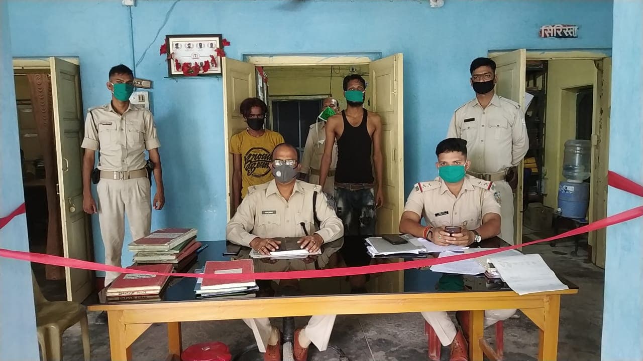 आदित्यपुर मुस्लिम बस्ती में फायरिंग मामले में डेढ़ दर्जन मामले के आरोपी औरंगजेब खान समेत दो गिरफ्तार