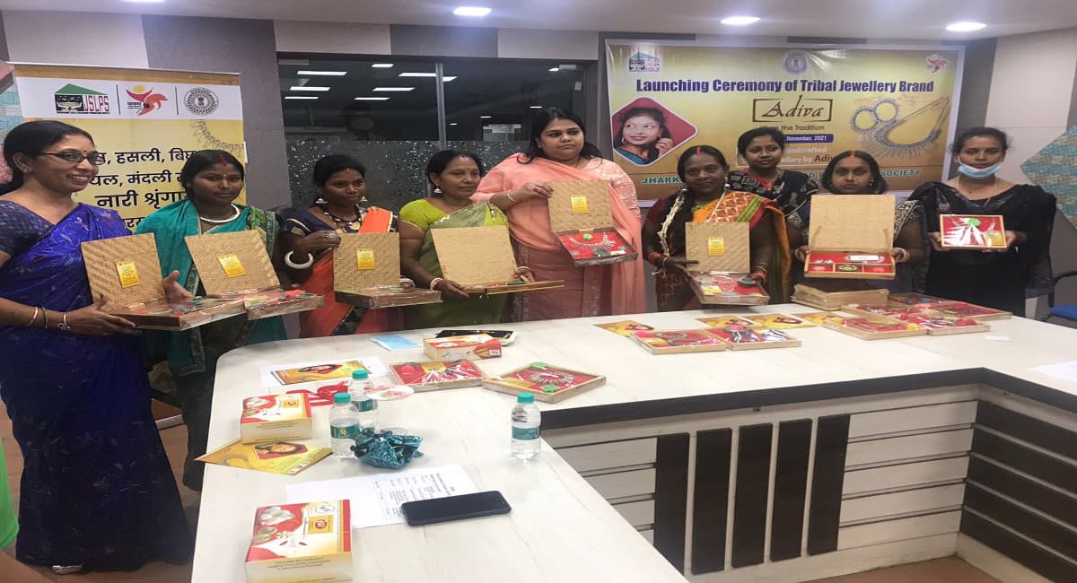 Jharkhand News: पारंपरिक आदिवासी ज्वेलरी  'आदिवा' से मिलेगी नयी पहचान, दुमका व खूंटी की दीदियां बना रही आभूषण