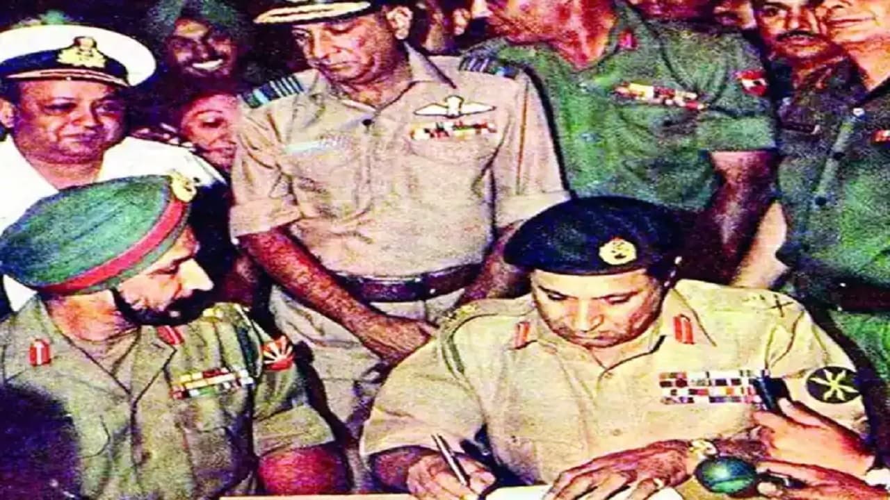 तालिबानी नेता ने 1971 की तस्वीर शेयर कर पाकिस्तान को लताड़ा, युद्ध में भारत से मिली हार की दिलाई याद