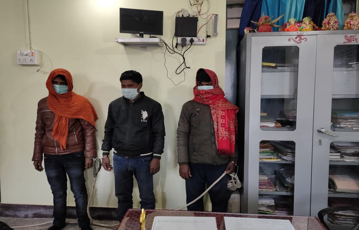चौपारण में 3 अफीम तस्कर गिरफ्तार, पुलिस ने करीब सवा लाख नकद सहित मोबाइल व बाइक किया बरामद