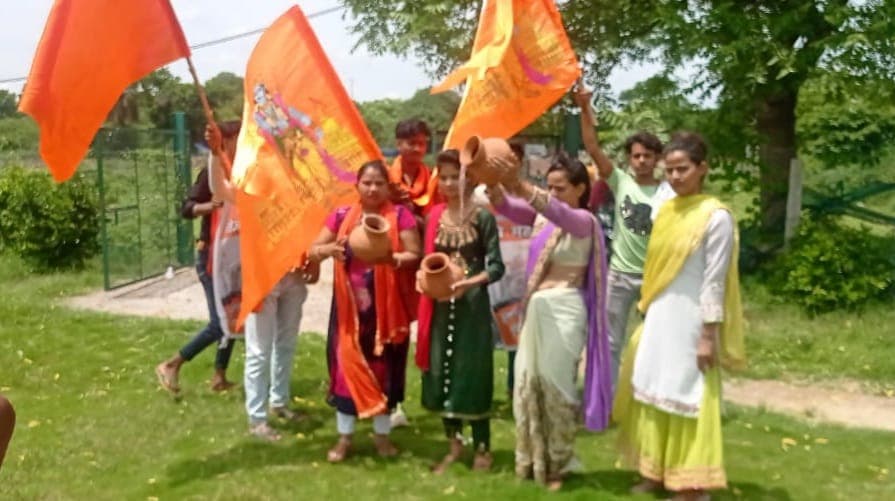 Agra News: हिंदू महासभा के कार्यकर्ताओं ने ताजमहल से 300 मीटर दूर, ताज कॉरिडोर पर किया सांकेतिक जलाभिषेक