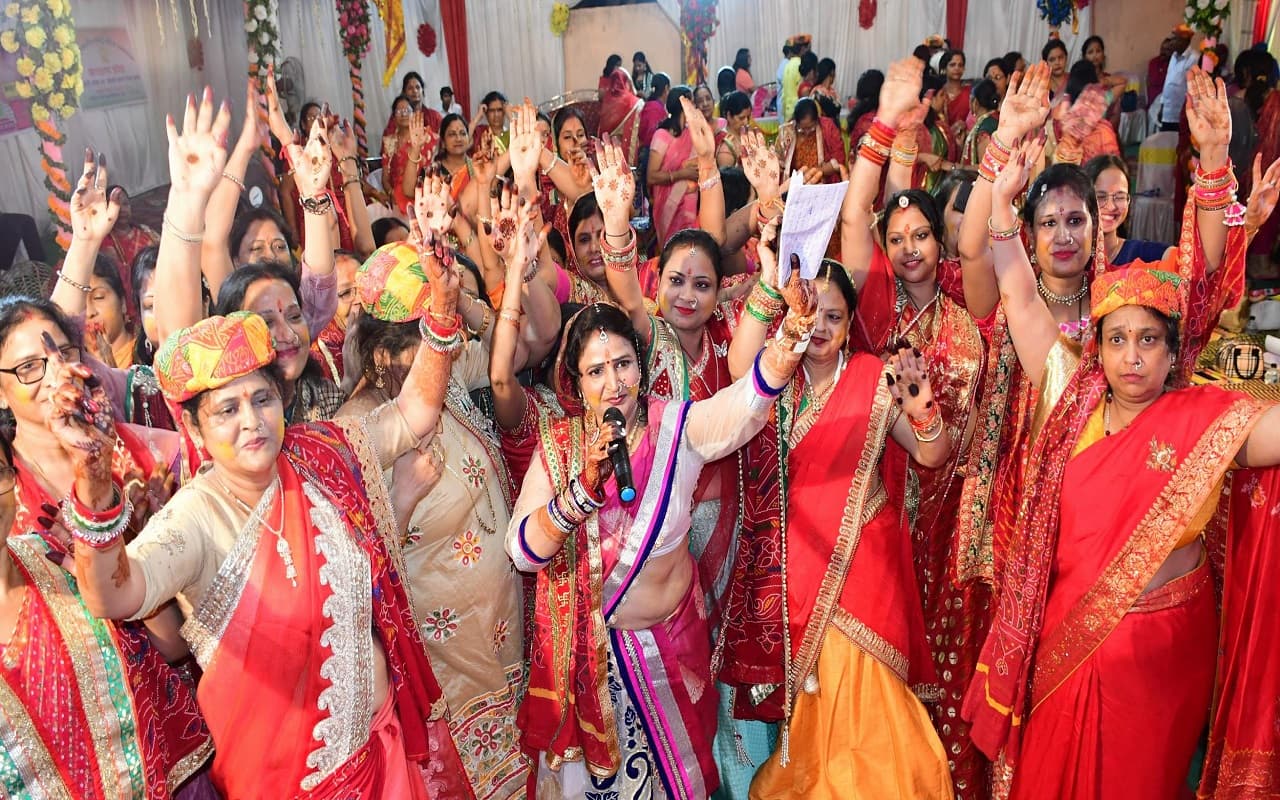 Jharkhand News : अग्रवाल समाज ने सजाया दादी का दरबार, महिलाओं ने मंगल पाठ कर दादी के चरणों में झुकाया शीश