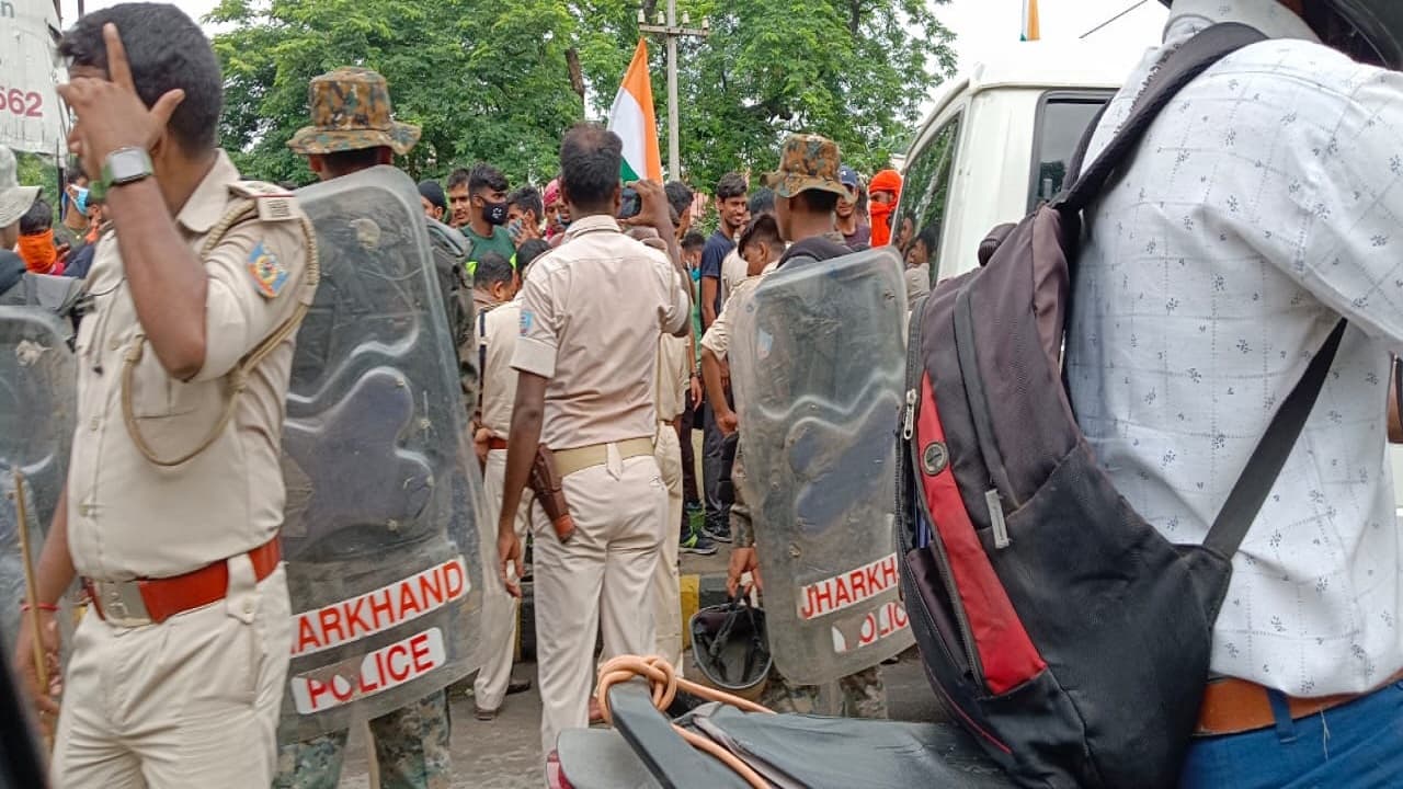 Jharkhand News: झारखंड के बोकारो, पलामू के बाद पूर्वी सिंहभूम में Agneepath का विरोध, रेल लाइन किया जाम