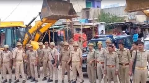 Agneepath Violence: अलीगढ़ में पुलिस ने बुलडोजर के साथ किया फ्लैग मार्च, अब उठने लगे सवाल