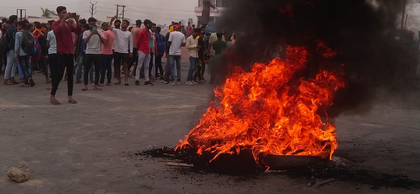 Agnipath Scheme Protest Updates: बिहार में जोरदार हंगामा, ट्रेनों में लगायी गयी आग, दहशत में यात्री