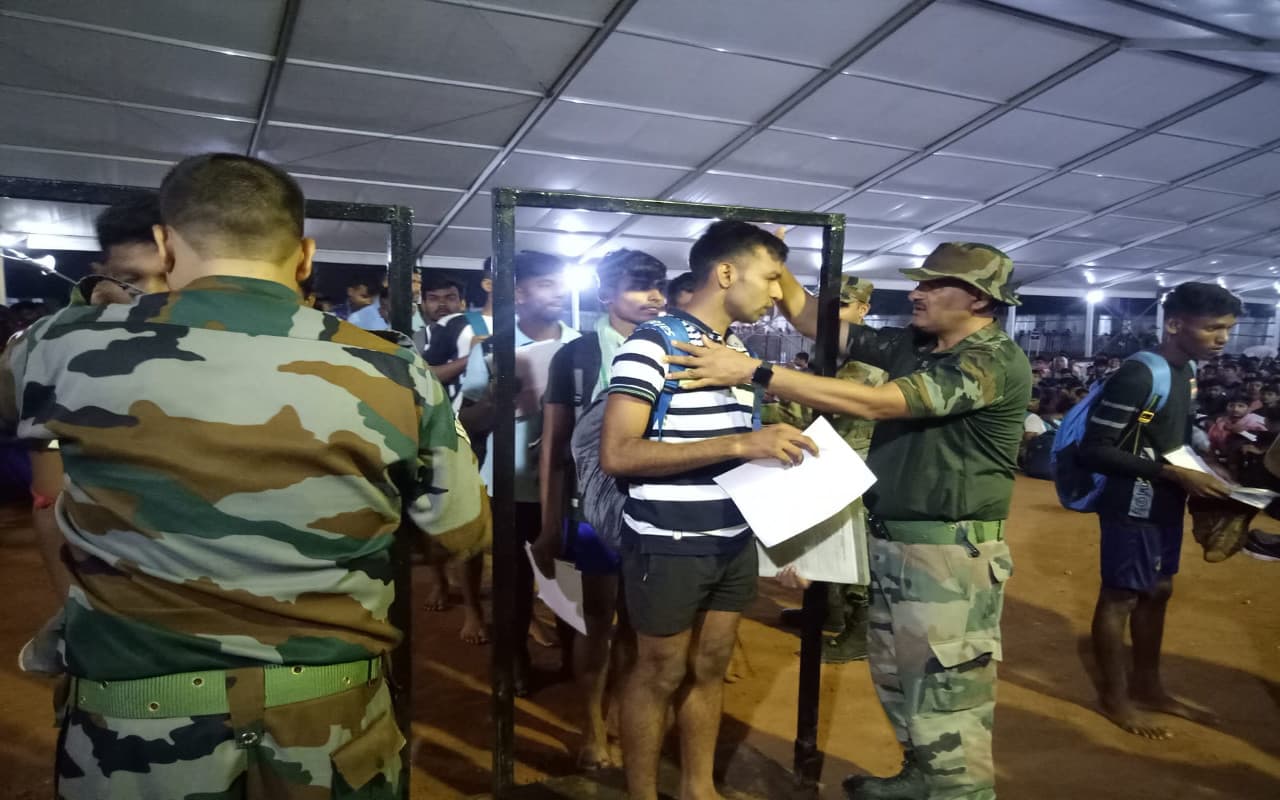 सेना भर्ती रैली में शामिल अभ्यर्थी