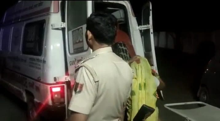 Agra News: देर रात को सड़क पर जलती हुई मिली महिला, इमरजेंसी में भर्ती करा पहचान में जुटी पुलिस